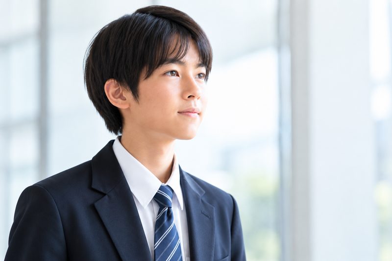 正装した男の子の写真